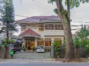 11f116bdedc1e683fb01dc1bffbb60e6 (RedDoorz near Simpang Dago 2 – Bandung, Indonesia)