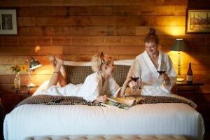 706094_17061115270053596507 (Kinross Cottages- Boutique Vineyard Hotel – Queenstown, New Zealand)