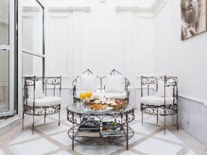 917855_15100516230036650888 (Puerta Catedral Boutique – Seville, Spain)